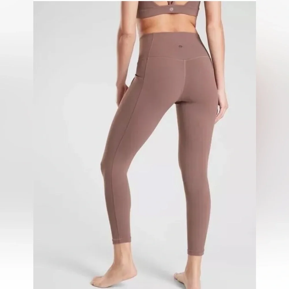 Athleta Salutation Stash Tight Size Large